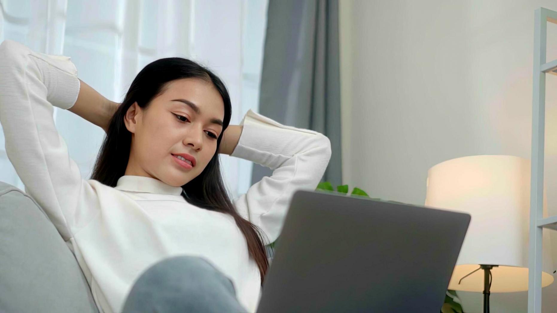 Professioneller Webdesign-Arbeitsplatz mit modernen Tools