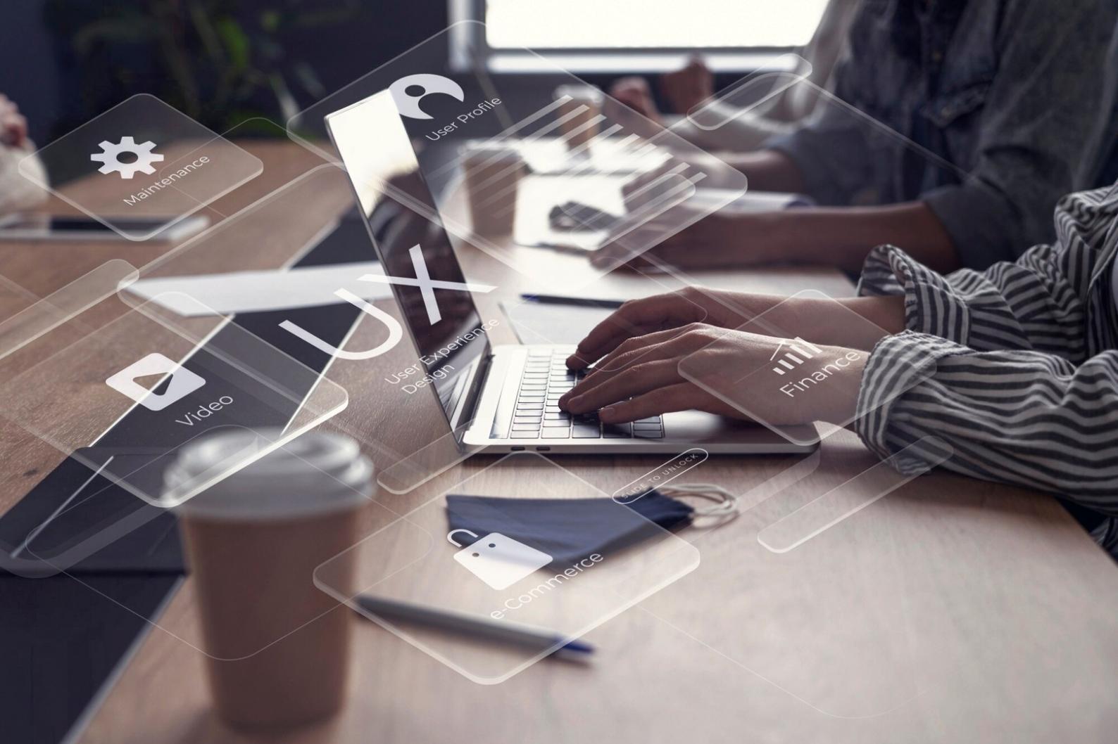 Kleine Lerngruppe beim intensiven Webdesign-Training